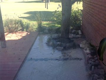 San Miguel de Ghiso Country Club, Chalet de tres dormitorios, dos baño.
En planta baja living comedor con vista al golf, toilete, cocina comedor, habi