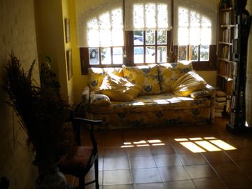 San Miguel de Ghiso Country Club, Chalet de tres dormitorios, dos baño.
En planta baja living comedor con vista al golf, toilete, cocina comedor, habi