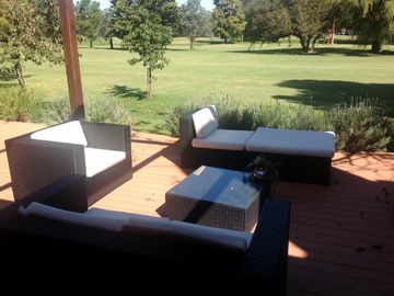 San Miguel de Ghiso Country Club, Chalet de tres dormitorios, dos baño.
En planta baja living comedor con vista al golf, toilete, cocina comedor, habi