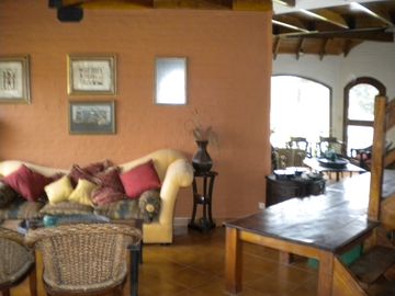 San Miguel de Ghiso Country Club, Chalet de tres dormitorios, dos baño.
En planta baja living comedor con vista al golf, toilete, cocina comedor, habi