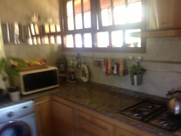 San Miguel de Ghiso Country Club, Chalet de tres dormitorios, dos baño.
En planta baja living comedor con vista al golf, toilete, cocina comedor, habi