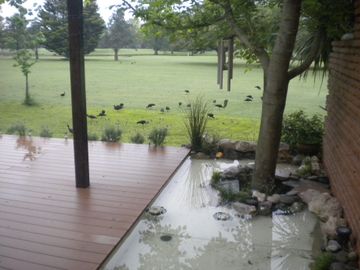 San Miguel de Ghiso Country Club, Chalet de tres dormitorios, dos baño.
En planta baja living comedor con vista al golf, toilete, cocina comedor, habi