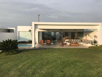 SE VENDE LINDA CASA EN PLAYA EL GOLF 1RA. FILA