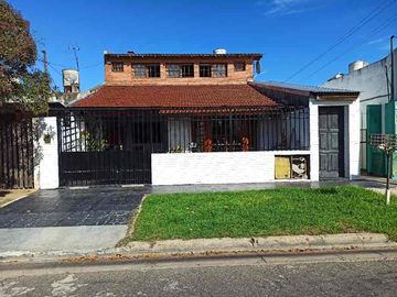 Casa con Departamento en venta en Villa Club