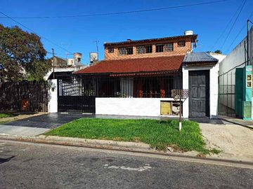 Casa con Departamento en venta en Villa Club