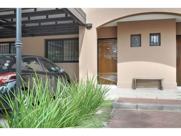 VENTA CASA. CONDOS UGARTECHE, FISHERTON, ROSARIO. U$S 240.000