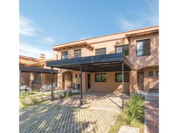 VENTA CASA. CONDOS UGARTECHE, FISHERTON, ROSARIO. U$S 240.000