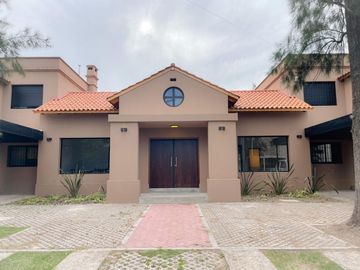 VENTA CASA. CONDOS UGARTECHE, FISHERTON, ROSARIO. U$S 240.000