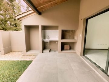 VENTA CASA. CONDOS UGARTECHE, FISHERTON, ROSARIO. U$S 240.000