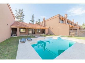 VENTA CASA. CONDOS UGARTECHE, FISHERTON, ROSARIO. U$S 240.000