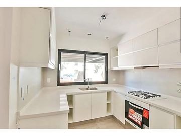 VENTA CASA. CONDOS UGARTECHE, FISHERTON, ROSARIO. U$S 240.000