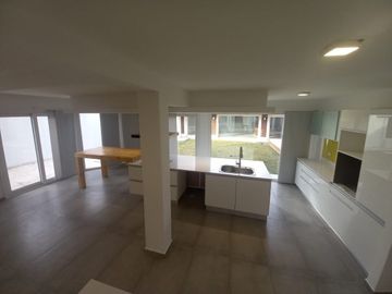 Neuquen. Alquiler (VENTA-PERMUTA) Casa Nivel Gerencial Barrio Santa Genoveva