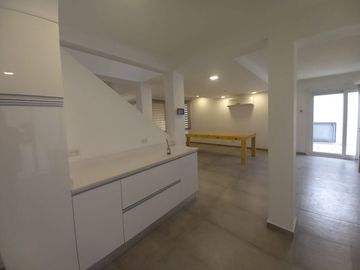 Neuquen. Alquiler (VENTA-PERMUTA) Casa Nivel Gerencial Barrio Santa Genoveva