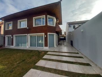 Neuquen. Alquiler (VENTA-PERMUTA) Casa Nivel Gerencial Barrio Santa Genoveva