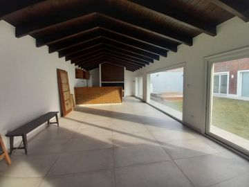 Neuquen. Alquiler (VENTA-PERMUTA) Casa Nivel Gerencial Barrio Santa Genoveva