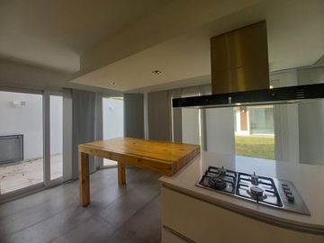 Neuquen. Alquiler (VENTA-PERMUTA) Casa Nivel Gerencial Barrio Santa Genoveva