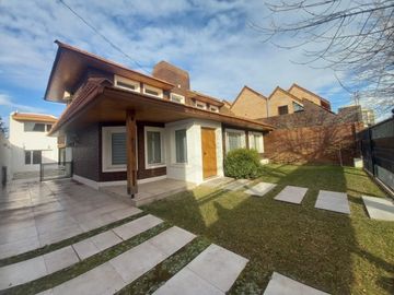 Neuquen. Alquiler (VENTA-PERMUTA) Casa Nivel Gerencial Barrio Santa Genoveva