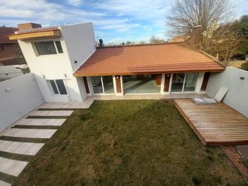 Neuquen. Alquiler (VENTA-PERMUTA) Casa Nivel Gerencial Barrio Santa Genoveva