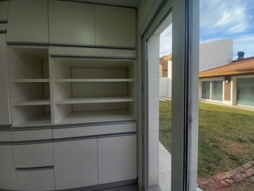Neuquen. Alquiler (VENTA-PERMUTA) Casa Nivel Gerencial Barrio Santa Genoveva