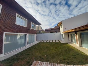 Neuquen. Alquiler (VENTA-PERMUTA) Casa Nivel Gerencial Barrio Santa Genoveva