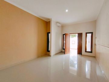 Rumah Dalam Cluster di Sonosewu Dekat IKIP PGRI Pusat Kota