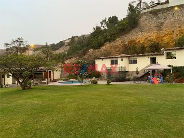 Ocasion! En Venta! Casa Con Amplio Jardin Y Piscina En Zona Exclusiva Las Casuarinas Surco.