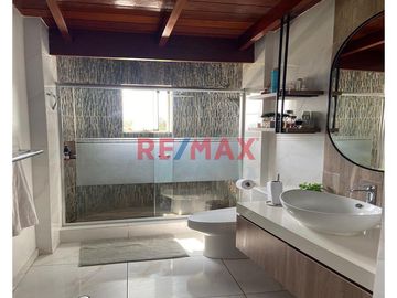 Ocasion! En Venta! Casa Con Amplio Jardin Y Piscina En Zona Exclusiva Las Casuarinas Surco.