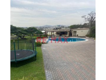 Ocasion! En Venta! Casa Con Amplio Jardin Y Piscina En Zona Exclusiva Las Casuarinas Surco.