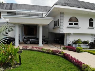 Venta de Casa con Piscina  en Altos del Golf