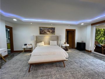 Venta de Casa con Piscina  en Altos del Golf