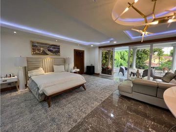 Venta de Casa con Piscina  en Altos del Golf