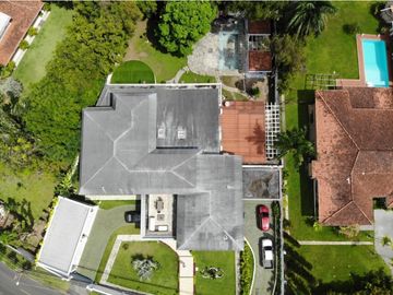 Venta de Casa con Piscina  en Altos del Golf