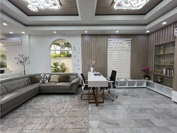 Venta de Casa con Piscina  en Altos del Golf