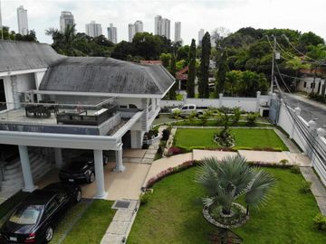 Venta de Casa con Piscina  en Altos del Golf