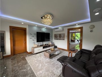 Venta de Casa con Piscina  en Altos del Golf