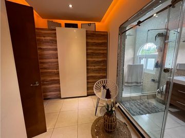 Venta de Casa con Piscina  en Altos del Golf