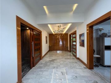 Venta de Casa con Piscina  en Altos del Golf