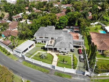 Venta de Casa con Piscina  en Altos del Golf