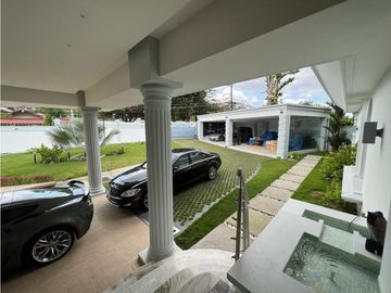 Venta de Casa con Piscina  en Altos del Golf