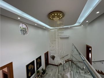 Venta de Casa con Piscina  en Altos del Golf