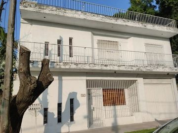 Casa en venta de 5 ambientes con cochera en Ituzaingó Sur