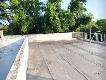 Casa en venta de 5 ambientes con cochera en Ituzaingó Sur
