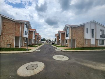 Vendo de casa esquinera en sector Arrayanes de la Hacienda Popayán