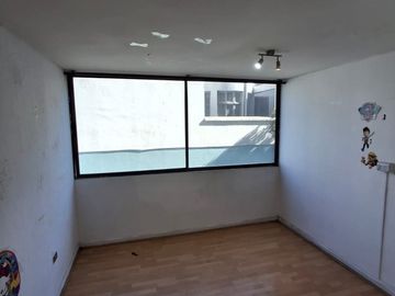 2 AMPLIOS DORMITORIOS, COCINA CERRADA, ESTACIONAMIENTO.