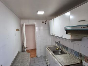 2 AMPLIOS DORMITORIOS, COCINA CERRADA, ESTACIONAMIENTO.
