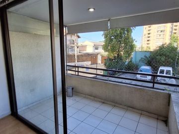 2 AMPLIOS DORMITORIOS, COCINA CERRADA, ESTACIONAMIENTO.