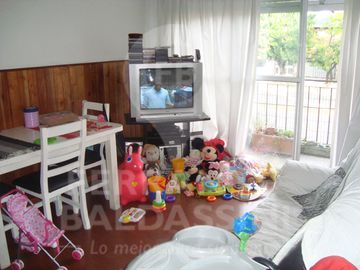 BURZACO DEPTO DE 3 AMB EN 1ER PISO. EXCELENTE UBICACION S/AV.HIPOLITO IRIGOYEN. A POCAS CDRAS ESTAC.BURZACO.LINEAS COLECTIVO X ESQUINA: CAÑUELAS, 501,