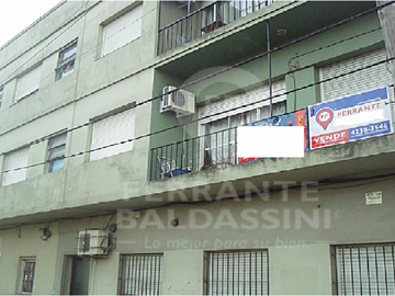 BURZACO DEPTO DE 3 AMB EN 1ER PISO. EXCELENTE UBICACION S/AV.HIPOLITO IRIGOYEN. A POCAS CDRAS ESTAC.BURZACO.LINEAS COLECTIVO X ESQUINA: CAÑUELAS, 501,