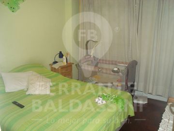 BURZACO DEPTO DE 3 AMB EN 1ER PISO. EXCELENTE UBICACION S/AV.HIPOLITO IRIGOYEN. A POCAS CDRAS ESTAC.BURZACO.LINEAS COLECTIVO X ESQUINA: CAÑUELAS, 501,