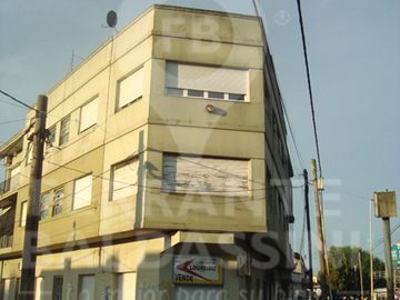 BURZACO DEPTO DE 3 AMB EN 1ER PISO. EXCELENTE UBICACION S/AV.HIPOLITO IRIGOYEN. A POCAS CDRAS ESTAC.BURZACO.LINEAS COLECTIVO X ESQUINA: CAÑUELAS, 501,